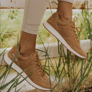 Rollee Bruna Sneakers, Tan, size 7
